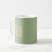Moderne Minimale Sage Green Monogram Initiaal Naam Koffiemok (Voorkant links)