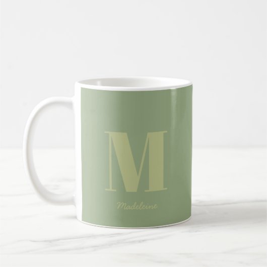 Moderne Minimale Sage Green Monogram Initiaal Naam Koffiemok (Links)