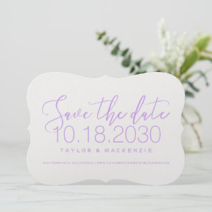 Moderne minimale script bracket lila Save the Date