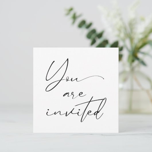 Moderne minimale script kalligrafie zwart bruiloft kaart (Staand voorkant)