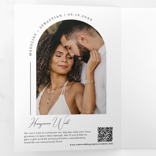 Moderne minimale scriptboog QR-code voor foto's Drieluik Uitnodiging (Binnenzijde eerst)