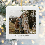 Moderne minimale sneeuwvlok familie twee foto's keramisch ornament<br><div class="desc">Modern Minimal Snowflake Family Two Photo Ceramic Ornament is voorzien van uw familiefoto,  geaccentueerd door delicate sneeuwvlokken.</div>