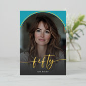 Moderne minimale turquoise boog 50e verjaardag folie uitnodiging (Staand Voorkant)