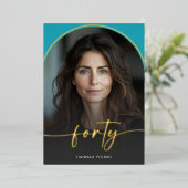 Moderne minimale turquoise boog veertigste verjaar folie uitnodiging (Staand Voorkant)