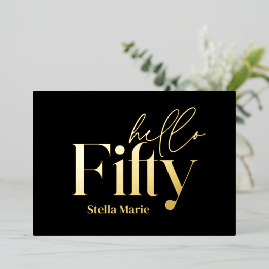 Moderne minimale typografie eenvoudige 50e verjaar folie uitnodiging (Staand Voorkant)