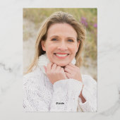 Moderne minimale typografie eenvoudige 60e verjaar folie uitnodiging (Achterkant)