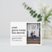 Moderne minimale Typografie Guest Room Photo Movin Aankondigingskaart (Staand voorkant)