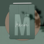 Moderne minimale typografie monogram salie groen iPad pro cover<br><div class="desc">Moderne minimale typografie monogram salie groen en wit elegant eenvoudig uniek gepersonaliseerd iPad cover ontwerp.</div>