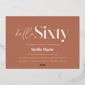 Moderne minimale typografie terracotta 60e verjaar folie uitnodiging (Achterkant)