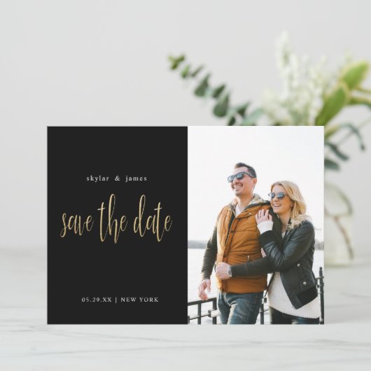 Moderne minimale Typografische Foto zwart Save The Date (Staand voorkant)