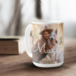 Moderne minimale volledige foto-monogramafdrukken  koffiemok<br><div class="desc">Neem die speciale momenten en herinneringen mee met onze stijlvolle mok voor volledige fotokoffie. Het ontwerp kenmerkt volledige foto die rond de koffie mok verpakt. Voeg uw monogram toe in een wit ontwerp van de huisdierenpootdruk en uw huisdiernaam.</div>