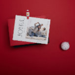 Moderne minimale vreugdevolle familie foto kerst feestdagenkaart<br><div class="desc">Verwelkom de feestdagen dit jaar met een Modern Minimal Joyful Family Photo Christmas Holiday Kaart die dat perfecte moment van vreugde met een hechte familie vastlegt. Deze chique zwart-wit kaart is de perfecte belichaming van de moderne, minimalistische stijl waar we naar verlangen. Schone lijnen in de typografie en bewerking lenen...</div>