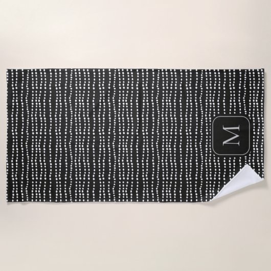 Moderne Minimale Zwart-wit Polka Dot Monogrammed Strandlaken (Voorkant)