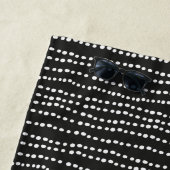 Moderne Minimale Zwart-wit Polka Dot Monogrammed Strandlaken (In situ)