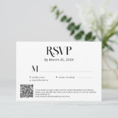 Moderne minimale zwart-wit QR code bruiloft RSVP Kaartje (Staand voorkant)
