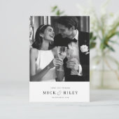 Moderne Minimale Zwart-wit Script Fotobruiloft Bedankkaart (Staand voorkant)