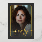 Moderne minimale zwarte foto veertigste verjaardag folie uitnodiging (Voorkant)