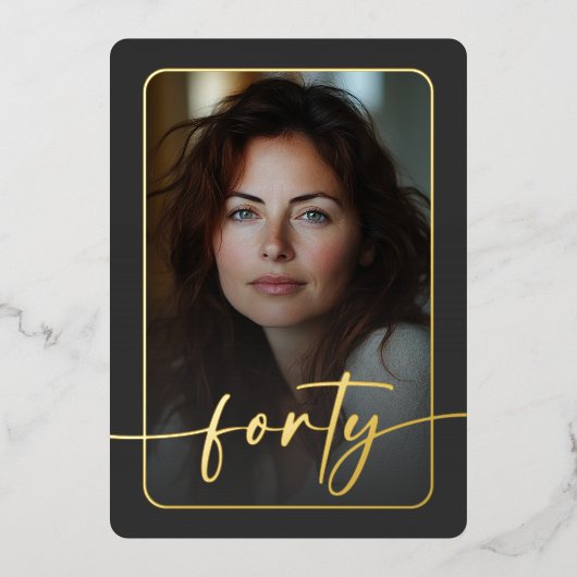 Moderne minimale zwarte foto veertigste verjaardag folie uitnodiging (Voorkant)