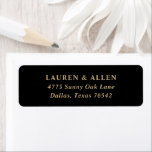 Moderne minimale zwarte gouden bruiloft etiket<br><div class="desc">Voeg een prachtige afwerking toe aan uw trouwmailingpagina met dit label voor het retouradres,  met gouden typografie op een solide zwarte achtergrond.</div>