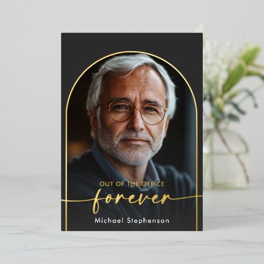 Moderne minimale zwarte pensioenpartij folie uitnodiging (Staand Voorkant)