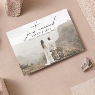 Moderne minimalist gewoon gehuwd met fotohuwelijk aankondigingskaart