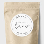 Moderne minimalist laat liefde brouwen bruiloft gu ronde sticker<br><div class="desc">Op maat ontworpen stickers voor koffie en thee bruiloft gunsten met "let love brew" modern minimalistisch zwart-wit design.</div>