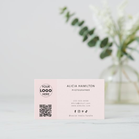 Moderne minimalist | QR-code & Logo | Blush Pink Visitekaartje (Staand voorkant)