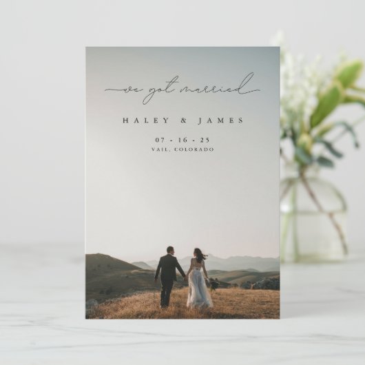 Moderne minimalist We hebben een huwelijk met foto Aankondiging (Staand voorkant)