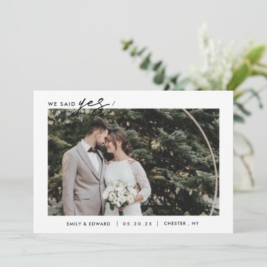 Moderne minimalist zeiden we ja foto bruiloft aankondiging (Staand voorkant)