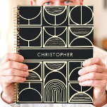 Moderne minimalistisch voor zwart en goud planner<br><div class="desc">Dit strakke en moderne ontwerp heeft een gedurfde zwarte achtergrond met een ingewikkeld geometrisch patroon in metallic goud. Schone lijnen en minimalistische vormen creëer hebben een stijlvolle, verfijnde look, terwijl de aangepaste naam in het midden een persoonlijk tintje toevoegt. Ideaal voor professionals, studenten of iedereen die de hedendaagse en elegante...</div>