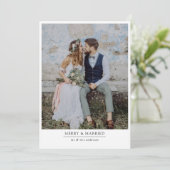 Moderne minimalistische 2 foto vrolijk en getrouwd feestdagenkaart (Staand voorkant)