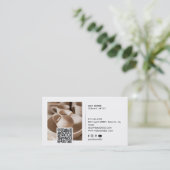 Moderne minimalistische 2 foto's QR-code & socials Visitekaartje (Staand voorkant)