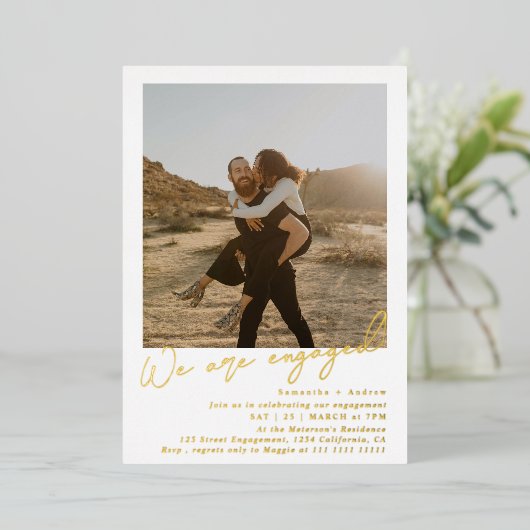 Moderne minimalistische 2 foto's verlovingsfeest folie uitnodiging (Staand Voorkant)