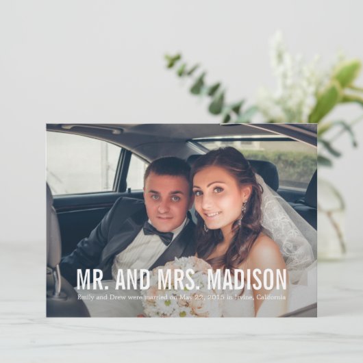 Moderne minimalistische aankondiging van het huwel (Staand voorkant)