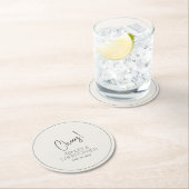 Moderne minimalistische alabaster bruiloft ronde kartonnen onderzetter (Insitu)