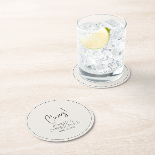 Moderne minimalistische alabaster bruiloft ronde kartonnen onderzetter (Insitu)