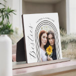 Moderne minimalistische bestities BFF fotoboog Fotoplaat<br><div class="desc">Een speciaal cadeau voor uw bestie, BFF of iemand die er bijzonder dichtbij is, dit stijlvolle design heeft een moderne geometrische boog lijst sjabloon om te personaliseren met uw gekozen foto. Vier uw vriendschap en speciale tijden samen met deze aangepaste plaquette die uw speciale band en toewijding aan elkaar symboliseert....</div>