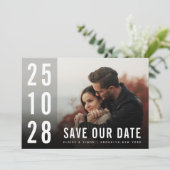 Moderne minimalistische Big Bold Monogram Foto QR- Save The Date (Staand voorkant)
