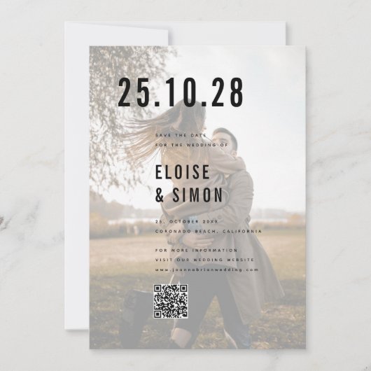Moderne minimalistische Big Bold Monogram Foto QR- Save The Date (Voorkant)