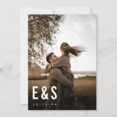 Moderne minimalistische Big Bold Monogram Foto QR- Save The Date (Achterkant)