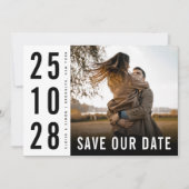 Moderne minimalistische Big Bold Monogram Foto QR- Save The Date (Voorkant)