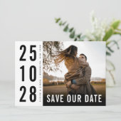 Moderne minimalistische Big Bold Monogram Foto QR- Save The Date (Staand voorkant)