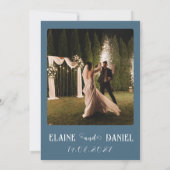 Moderne minimalistische blauwe foto bruiloft kaart (Achterkant)