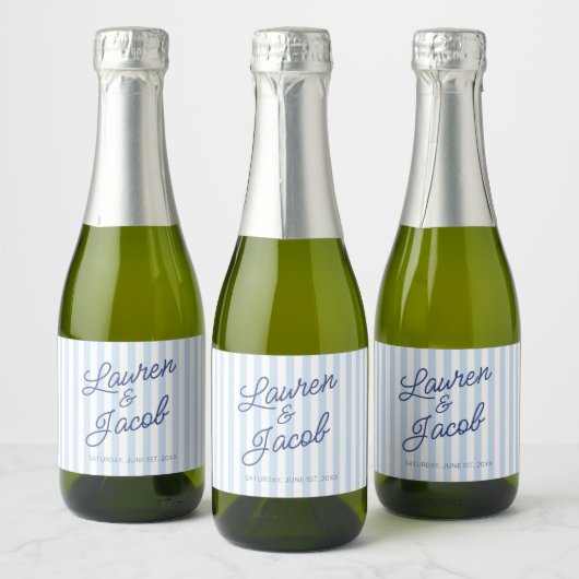 Moderne Minimalistische Blauwe Strepen Trouw Mini Sparkling Wijnetiket (Flessen)