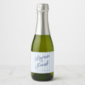 Moderne Minimalistische Blauwe Strepen Trouw Mini Sparkling Wijnetiket (Voorkant)