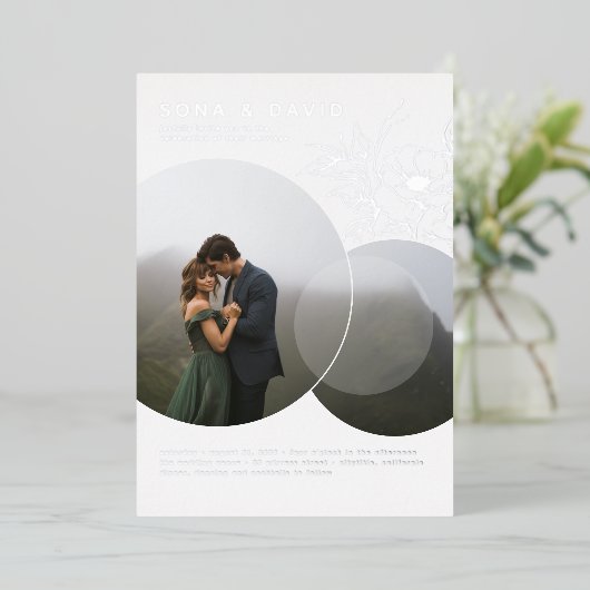 Moderne minimalistische bloemenbruiloft foto folie uitnodiging (Staand Voorkant)