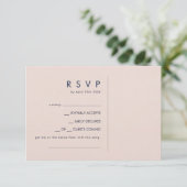 Moderne Minimalistische Blush & Navy RSVP Kaart (Staand voorkant)