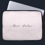 Moderne minimalistische Blush Roze Script Aangepas Laptop Sleeve<br><div class="desc">Een eenvoudig stijlvol typografisch ontwerp met aangepaste namen in een casual script lettertype in opvallend zwart op licht pastelroze. Het perfecte item voor de trendy minimalist. Een trendmatig op maat gemaakt geschenk of accessoire voor elke gelegenheid. Debra Valencia, een visionaire oppervlakteontwerper, productontwerper en ondernemer met een passie voor wereldreizen, ambachtelijke...</div>