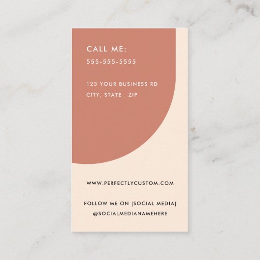 Moderne minimalistische boog terracotta bruin visitekaartje (Achterkant)