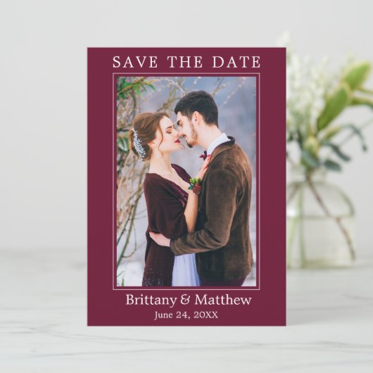 Moderne minimalistische Bourgundy Save The Date (Staand voorkant)